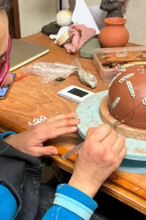 Ilda Marques é a única mulher a manter viva a tradição da Olaria Pedrada de Nisa